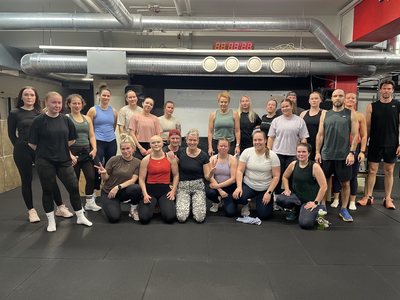 CrossFit SLN:n treeniporukka salilla